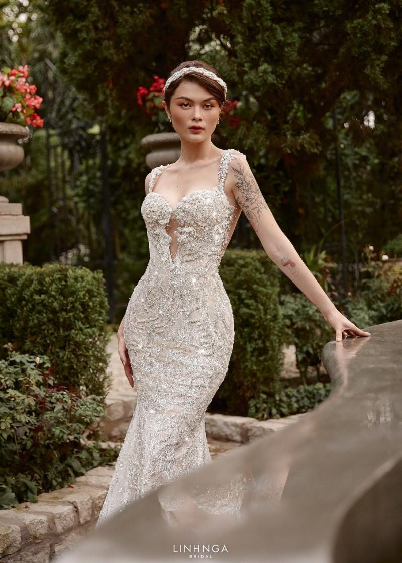 Một bộ đồ lót ren kết hợp giữa ren, satin bóng bẩy và lưới xuyên thấu, tạo nên vẻ đẹp đa chất liệu và quyến rũ